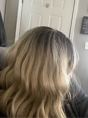 Blonde Wavy ombré wig. Natural Blonde Shade